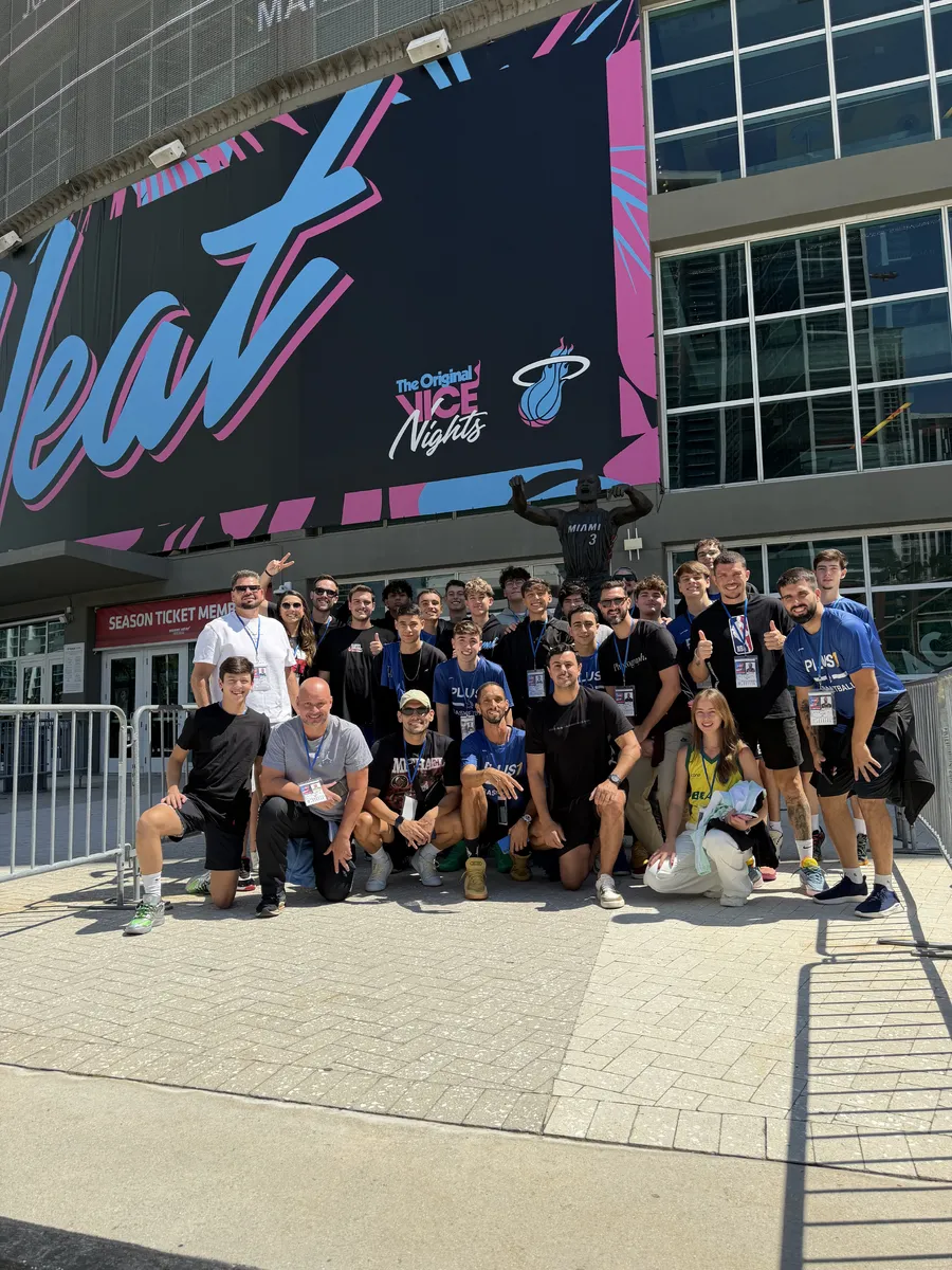 Grupo Plus1 Academy em frente à arena do Miami Heat